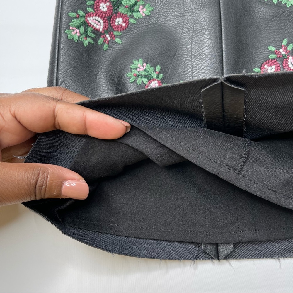 Club Monaco Faux Leather Skirt Black A-Line Floral Print, Size 4 - Picture 5 of 13